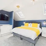 Host & - Bellevue Luxe
