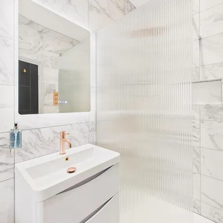 Host & - Bellevue Luxe 레드카